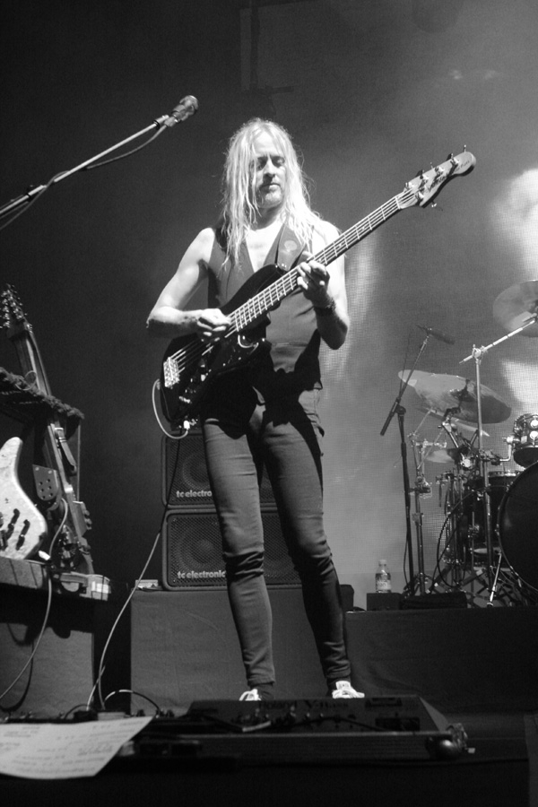 Steven Wilson – "Hand.Cannot.Erase" live. – 