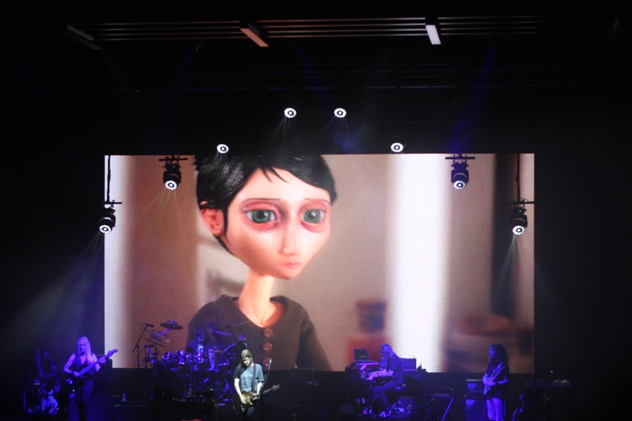 Steven Wilson – "Hand.Cannot.Erase" live. – 