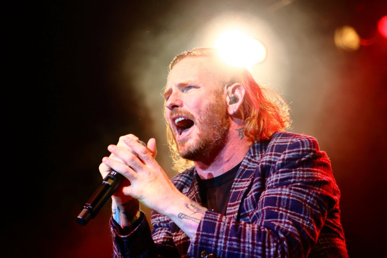 Stone Sour – Corey Taylor feuert die Konfetti-Kanone ab. – Corey.