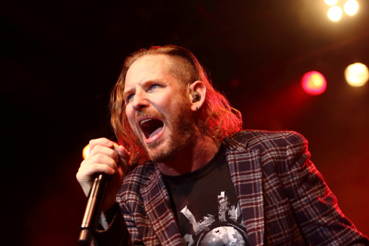 Stone Sour – Corey Taylor feuert die Konfetti-Kanone ab. – Corey Taylor.
