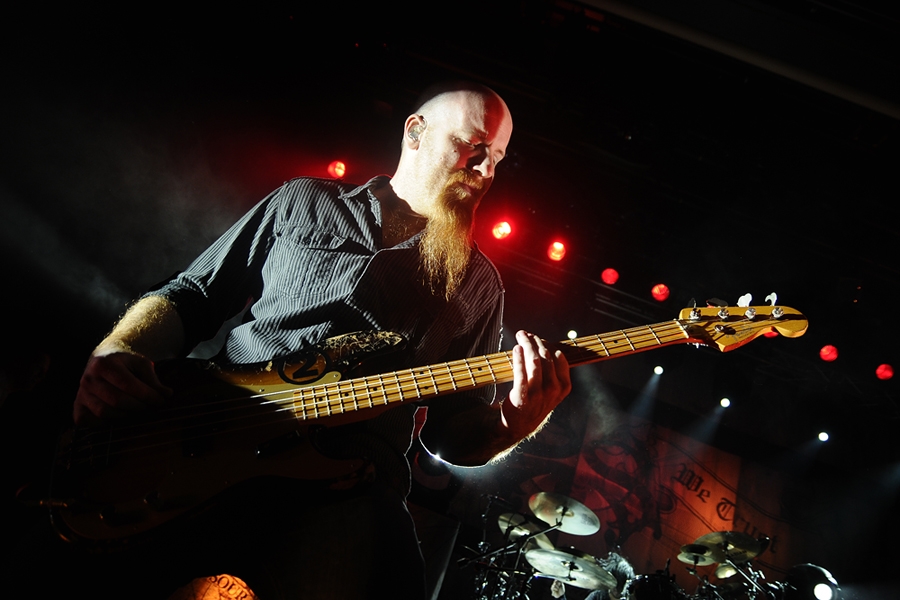 Stone Sour – Stone "the fucking" Sour rocken das Volkshaus. – Shawn Economaki am Bass