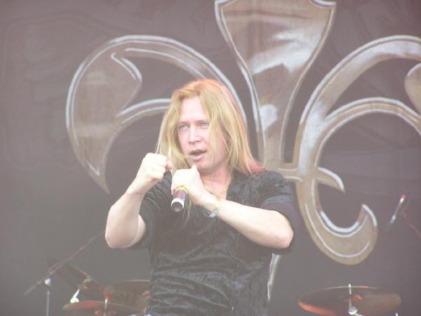 Stratovarius – Nicht mehr zerstritten, aber eine Einheit sieht auch anders aus. – 