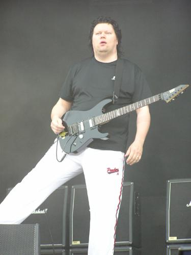 Stratovarius – Nicht mehr zerstritten, aber eine Einheit sieht auch anders aus. – 