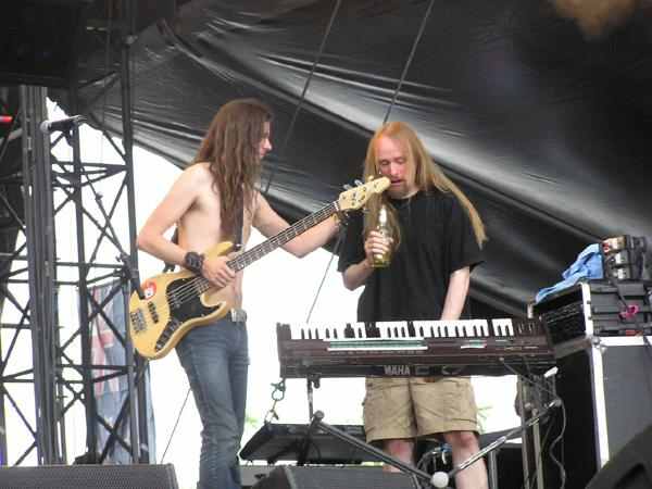 Stratovarius – Nicht mehr zerstritten, aber eine Einheit sieht auch anders aus. – 
