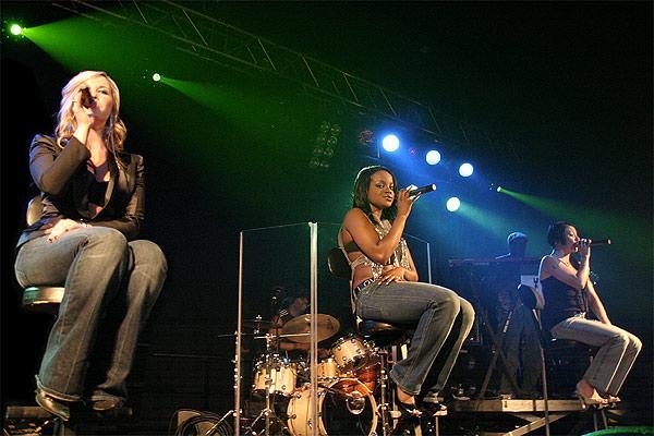 Sugababes – Das hübsche Trio in trauter Eintracht am 13. April 2004 in Köln. – 