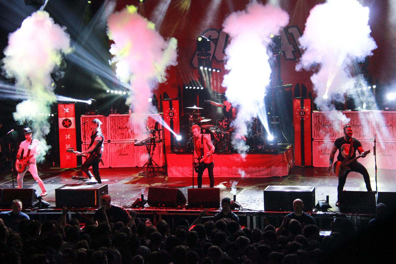 Ein Haufen guter Laune auf der Punkpop-Party mit Deryck Whibley und Co. in der Hauptstadt. – Sum 41.