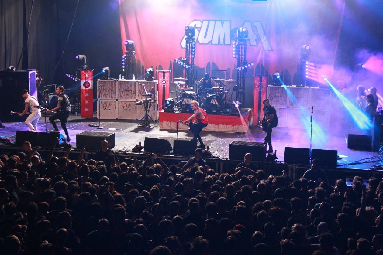 Ein Haufen guter Laune auf der Punkpop-Party mit Deryck Whibley und Co. in der Hauptstadt. – Sum 41.