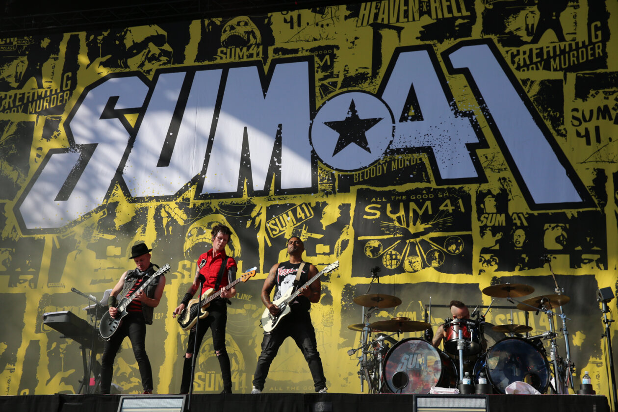 Die Kanadier lieferten Hits am Fließband: Skatepunkrock vom Feinsten. – Sum 41.