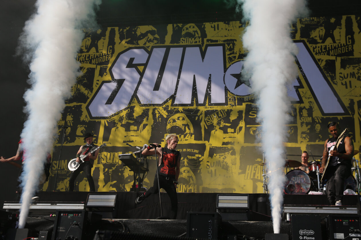 Die Kanadier lieferten Hits am Fließband: Skatepunkrock vom Feinsten. – Sum 41.