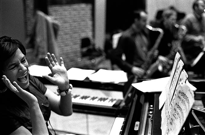 "Sometimes its nescesary to take things to the limit" (2009). – ... Susi Hyldgaard mit dem Klangkörper einer Big Band.