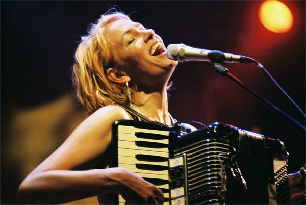 Susi Hyldgaard – "Sometimes its nescesary to take things to the limit" (2009). – ... sehr weit gespreizte Flügel."