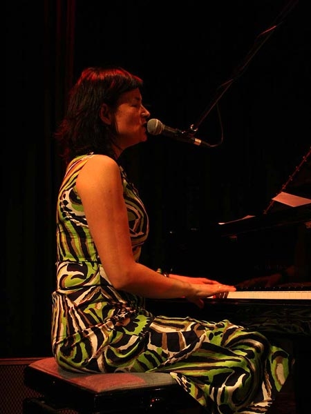 Susi Hyldgaard macht auf der "It's Love We Need"-Tour Station in der Singener Gems. – Als Sängerin und Multiinstrumentalistin ist ...