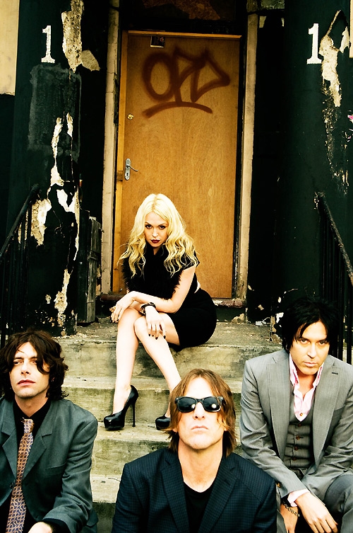 Sweethead – Die Band um den Queens-Gitarristen Troy Van Leeuwen. – mächtig Fahrt auf ...