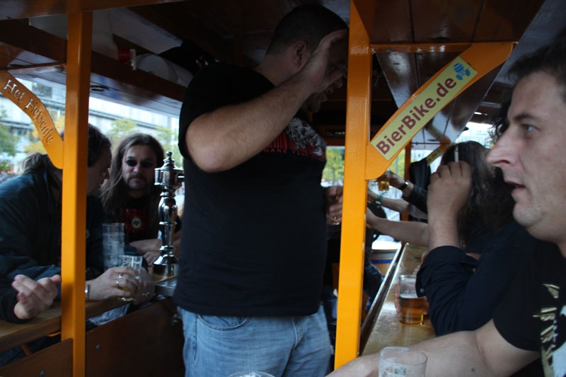 Tankard und Bagage auf der Bierbike-Tour durch Frankfurt. – Bierbike-Connection