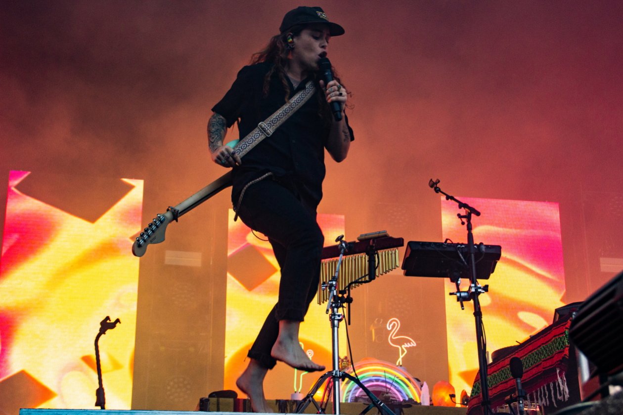 Berlin feiert Christopher Street Day mit Tash Sultana. – Flow State.