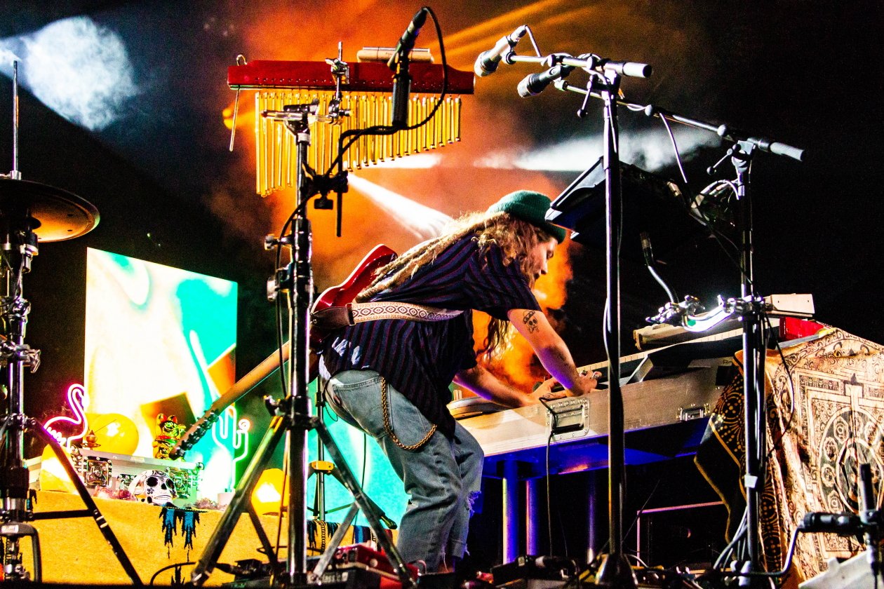 Tash Sultana – Tash auf ausverkaufter "Flow State"-Tournee. – ... in der Columbiahalle.