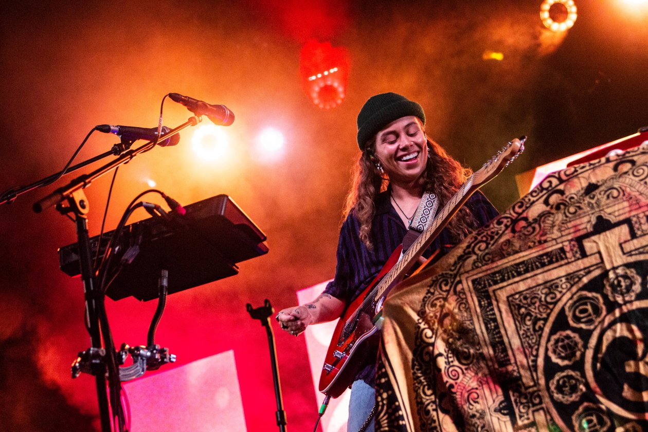 Tash auf ausverkaufter "Flow State"-Tournee. – Tash Sultana.