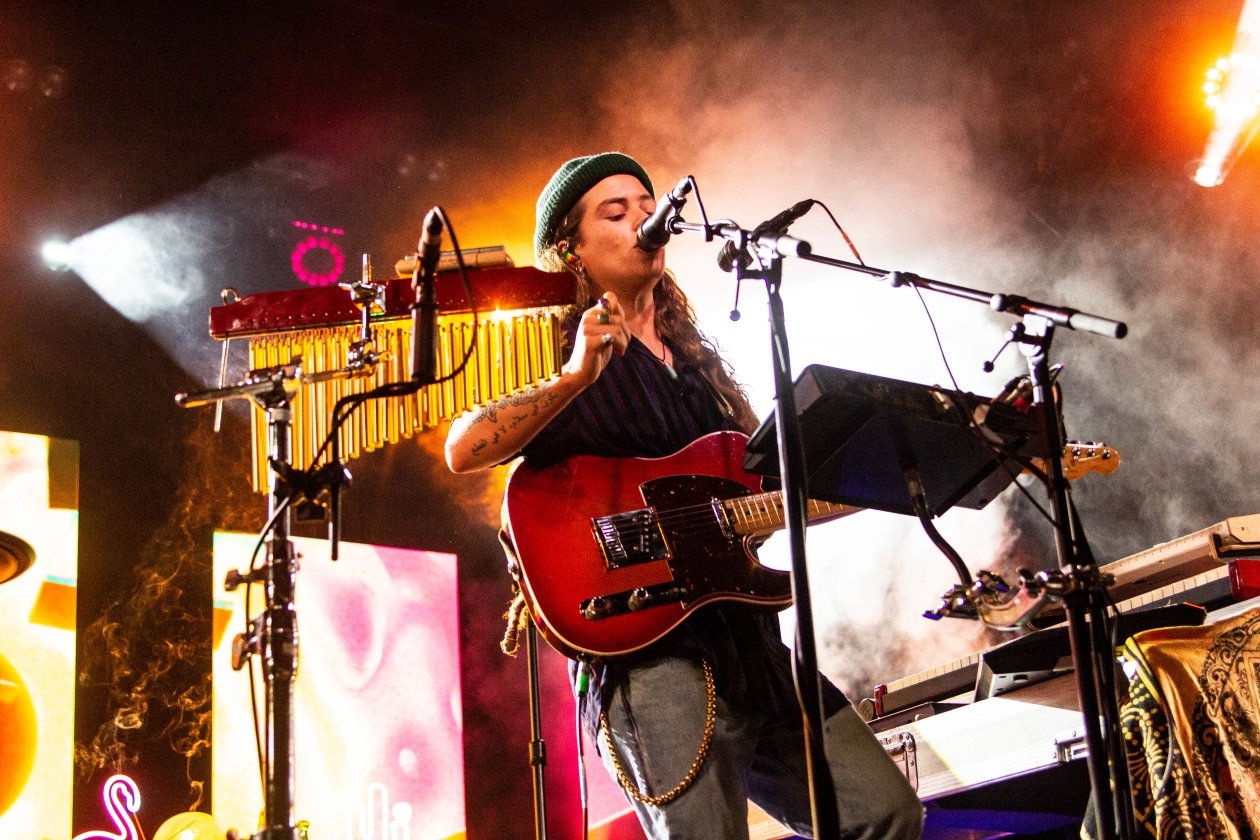 Tash auf ausverkaufter "Flow State"-Tournee. – Tash Sultana.