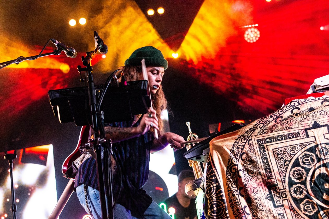 Tash auf ausverkaufter "Flow State"-Tournee. – Tash Sultana.