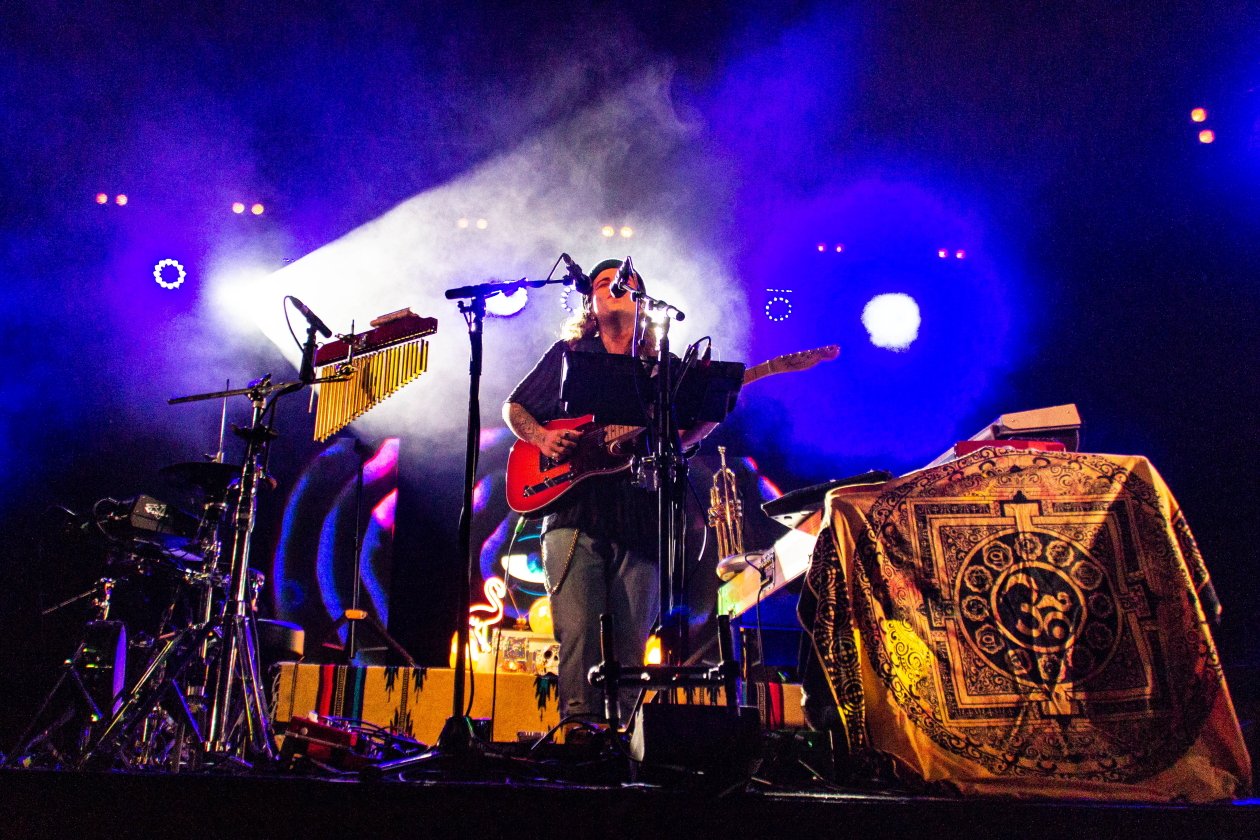 Tash Sultana – Tash auf ausverkaufter "Flow State"-Tournee. – ... zwei ausverkauften Abenden ...