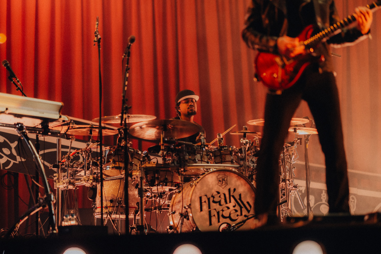 Teddy Swims – Der US-Pop- und Country-Musiker auf dem Weg nach oben – Teddys Drummer.