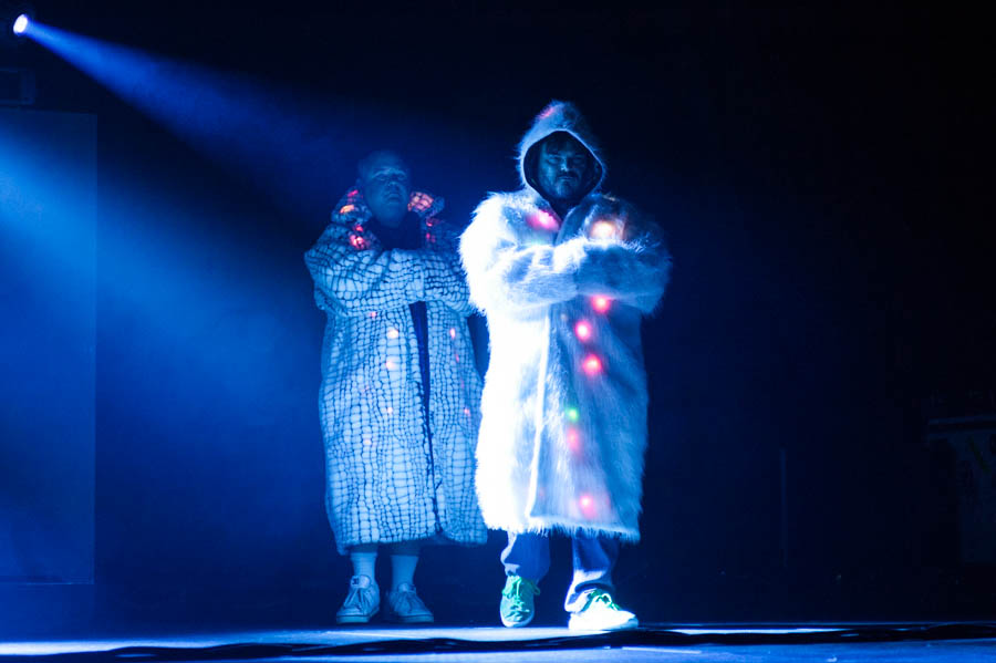 Zwei dicke Kerle und ihre Gitarren: Tenacious D rocken in Düsseldorf. – Tenacious D