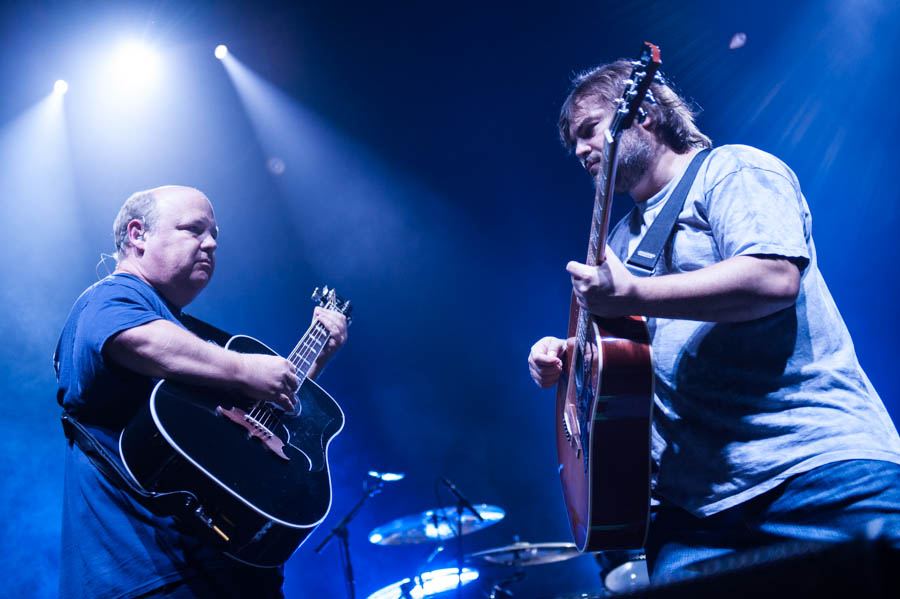 Zwei dicke Kerle und ihre Gitarren: Tenacious D rocken in Düsseldorf. – Tenacious D