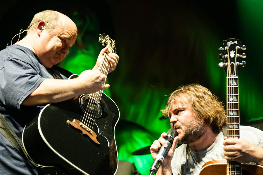Zwei dicke Kerle und ihre Gitarren: Tenacious D rocken in Düsseldorf. – Tenacious D