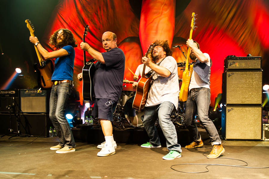 Zwei dicke Kerle und ihre Gitarren: Tenacious D rocken in Düsseldorf. – Tenacious D
