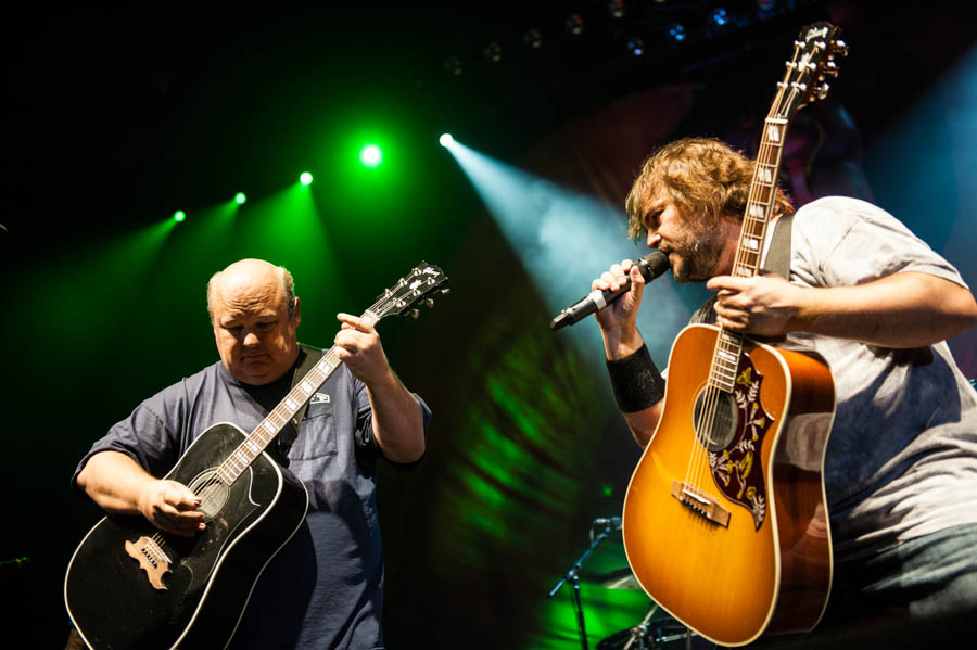Zwei dicke Kerle und ihre Gitarren: Tenacious D rocken in Düsseldorf. – Tenacious D