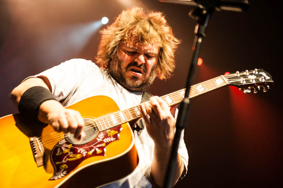 Zwei dicke Kerle und ihre Gitarren: Tenacious D rocken in Düsseldorf. – Tenacious D