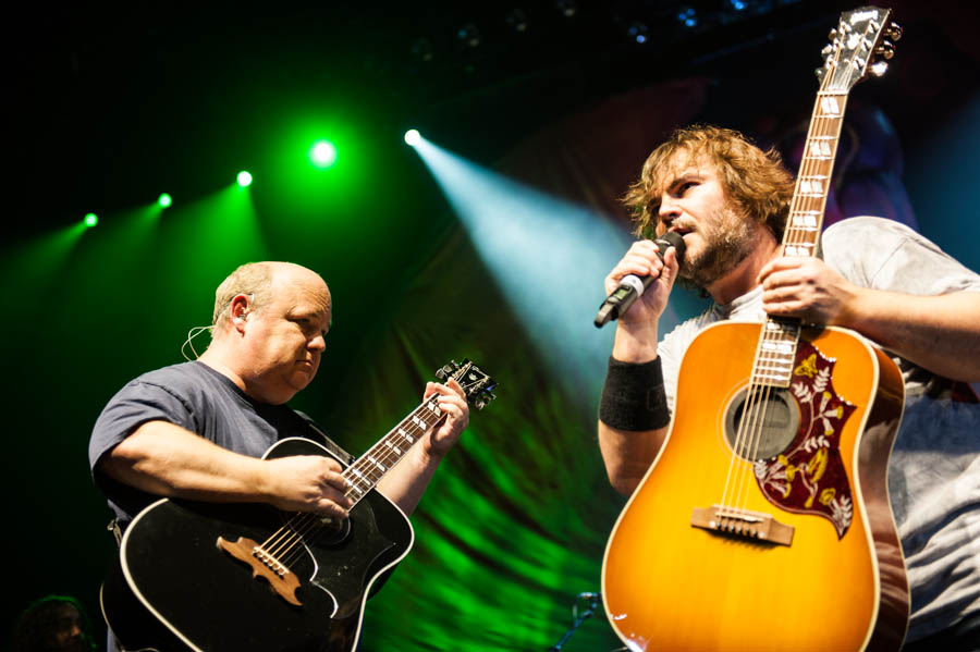 Zwei dicke Kerle und ihre Gitarren: Tenacious D rocken in Düsseldorf. – Tenacious D