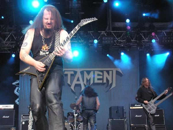Auch mit zwei "Ersatzgitarristen" konnten Testament auf ganzer Linie abräumen. – 
