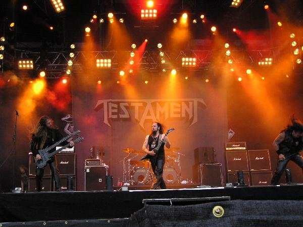 Auch mit zwei "Ersatzgitarristen" konnten Testament auf ganzer Linie abräumen. – 