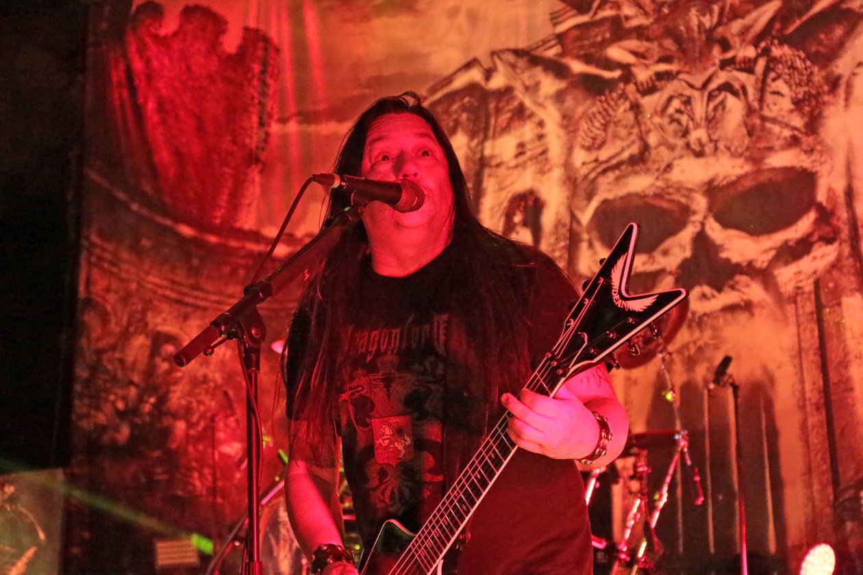 Testament – Brutal laut und brutal gut. – Eric Peterson prügelt die Riffs raus.