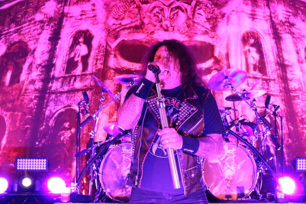 Testament – Brutal laut und brutal gut. – Frontindianer Chuck Billy.