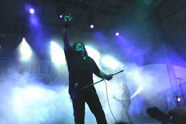 Auch ohne ihren Leadgitarristen sind Testament eine Macht. – 