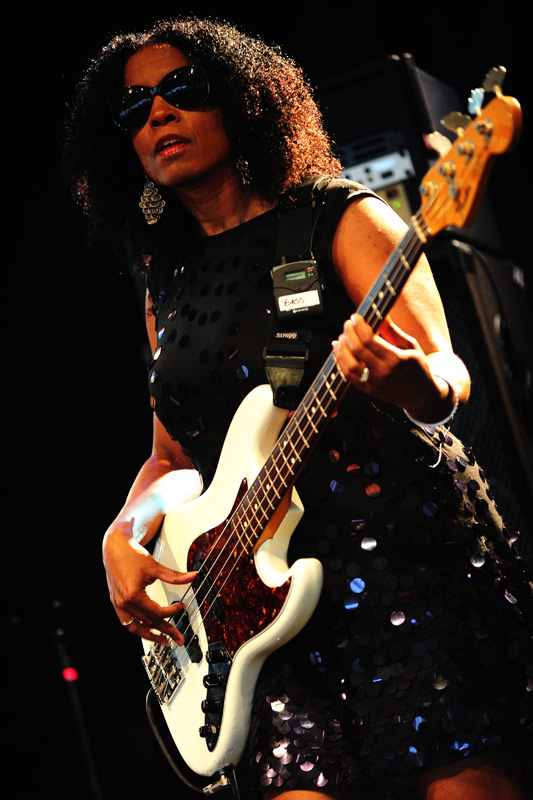 The B-52's – Nix da Nostalgie-Comeback: It's cosmic! – Additional bass player Tracy Wormworth.