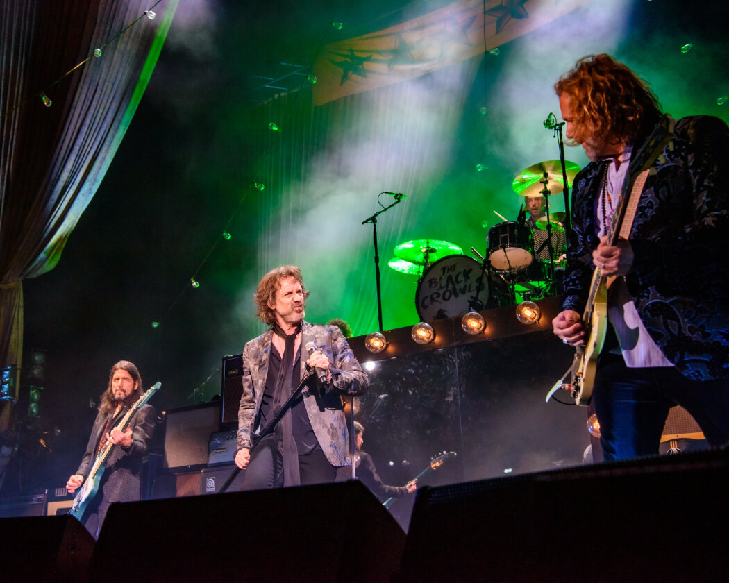 Die Robinson-Brüder mit dem aktuellen Album "Happiness Bastards" on tour. – The Black Crowes.