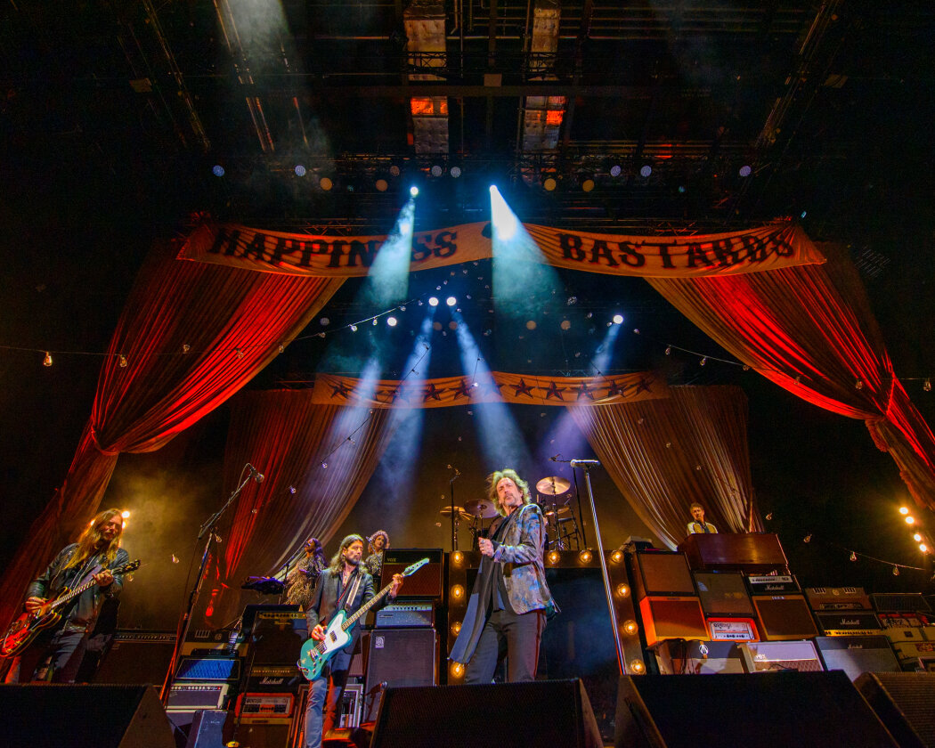 Die Robinson-Brüder mit dem aktuellen Album "Happiness Bastards" on tour. – The Black Crowes.