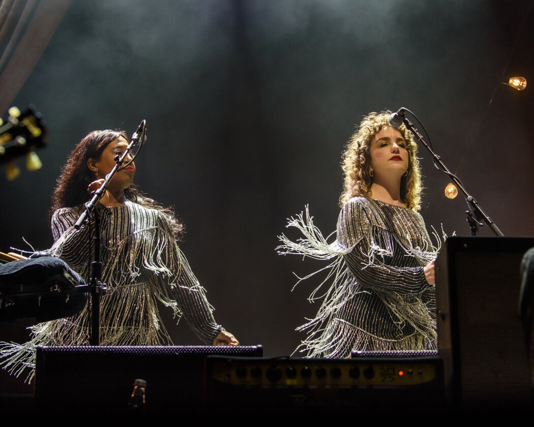 The Black Crowes – Die Robinson-Brüder mit dem aktuellen Album "Happiness Bastards" on tour. – Backing-Vocals.