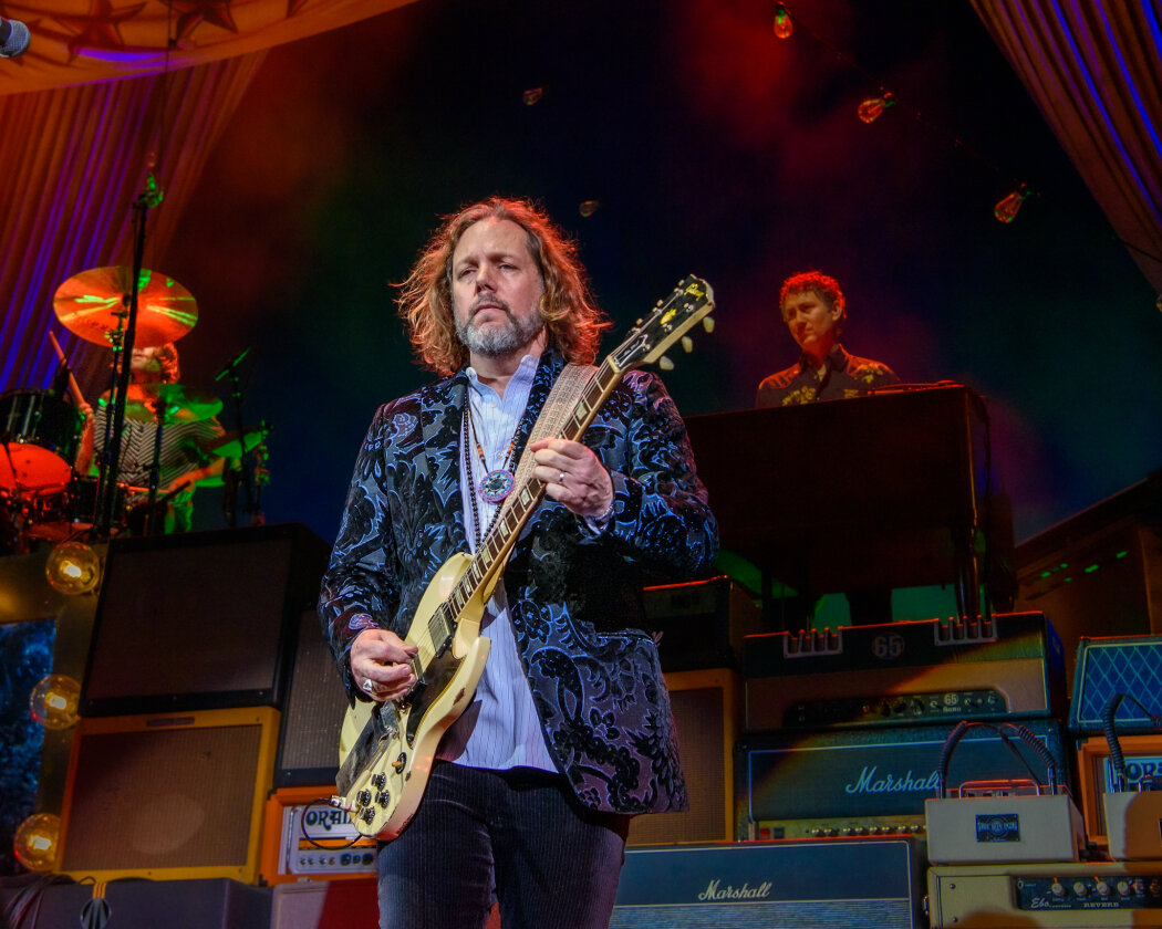 The Black Crowes – Die Robinson-Brüder mit dem aktuellen Album "Happiness Bastards" on tour. – Rich.