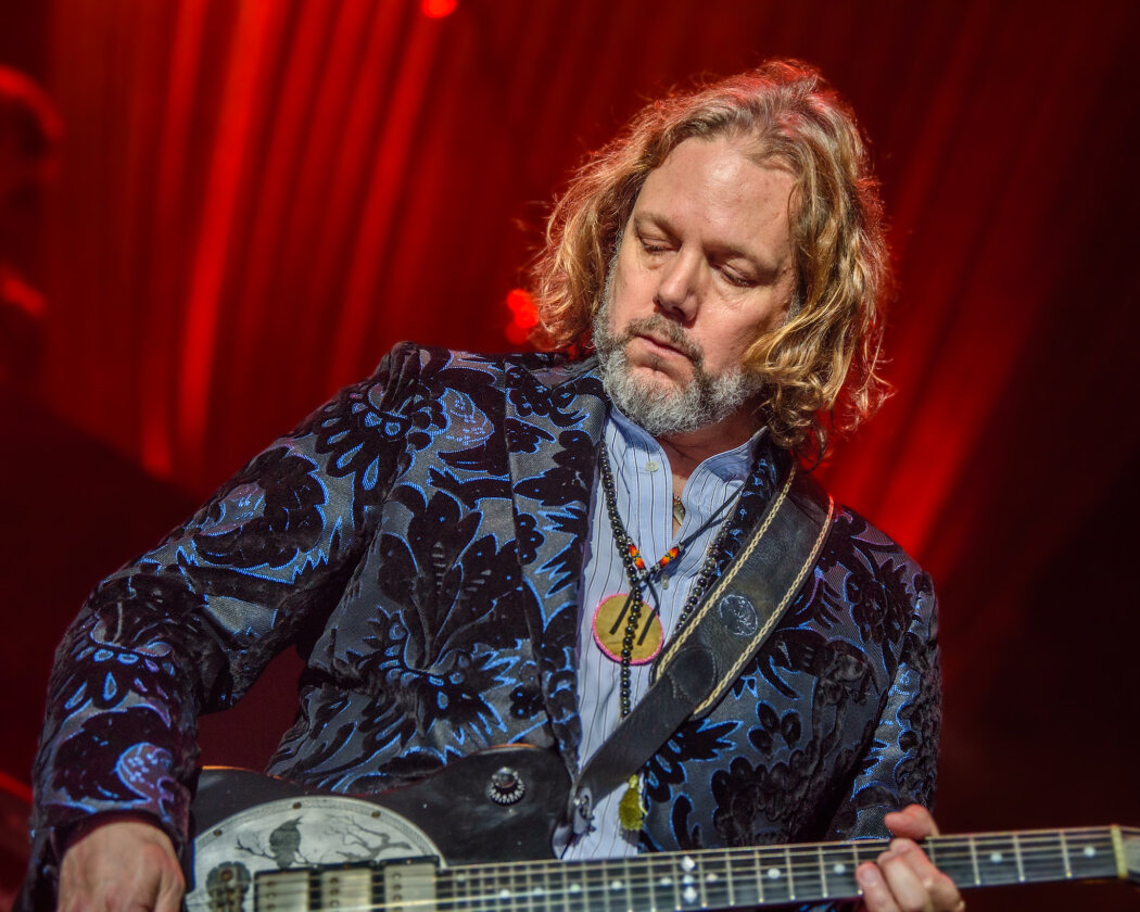 The Black Crowes – Die Robinson-Brüder mit dem aktuellen Album "Happiness Bastards" on tour. – Rich.