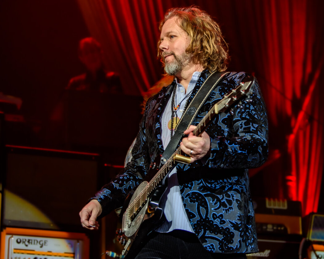 The Black Crowes – Die Robinson-Brüder mit dem aktuellen Album "Happiness Bastards" on tour. – Rich.