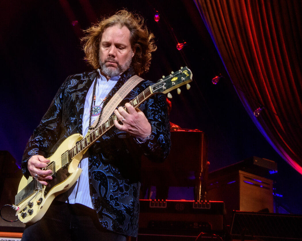 The Black Crowes – Die Robinson-Brüder mit dem aktuellen Album "Happiness Bastards" on tour. – Rich. Robinson.