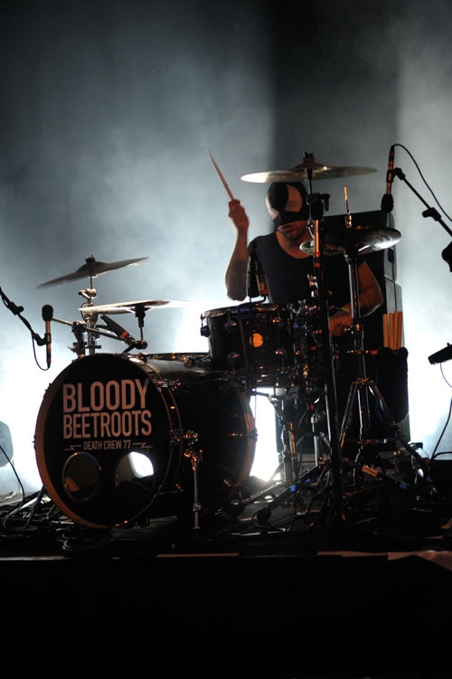 The Bloody Beetroots zelebrieren das Rave-Chaos. – Bloody Beetroots Death Crew 77.