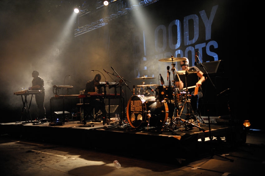 The Bloody Beetroots zelebrieren das Rave-Chaos. – Bloody Beetroots Death Crew 77.