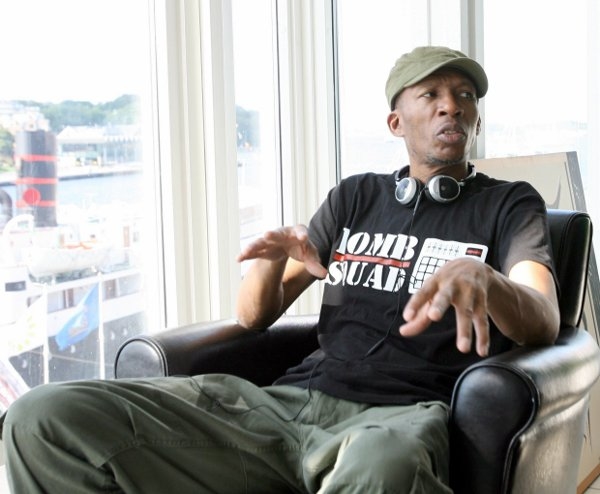 The Bomb Squad – Zwei Jahrzehnte wirkten sie im Verborgenen. Jetzt treten die Gebrüder Shocklee ins Rampenlicht. – Hank Shocklee zieht die Fäden.