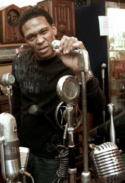 The Bomb Squad – Zwei Jahrzehnte wirkten sie im Verborgenen. Jetzt treten die Gebrüder Shocklee ins Rampenlicht. – ... und sein Bruder Keith, the mic controllerist.