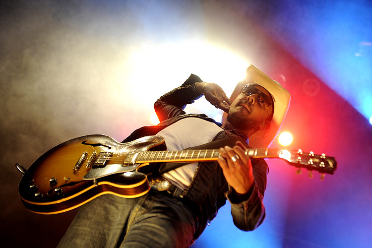 The BossHoss – Country oder Trash? Punk oder Rock? Man weiss es nicht so genau... – ...Plektren unters Volk.